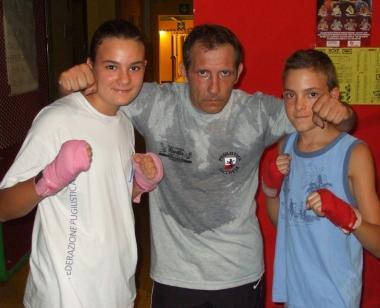 Carlos Alberto Salazar con due allievi della Pugilistica Lucchese 