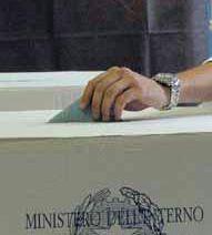 Operazioni di voto a un seggio 