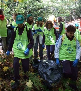 Ragazzi impegnati nella pulizia di un bosco nel settembre dellanno scorso 