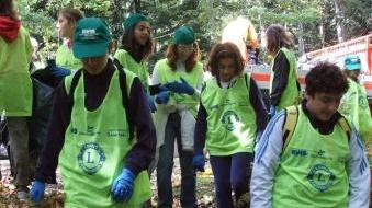 Ragazzi impegnati nella pulizia di un bosco nel settembre dell’anno scorso