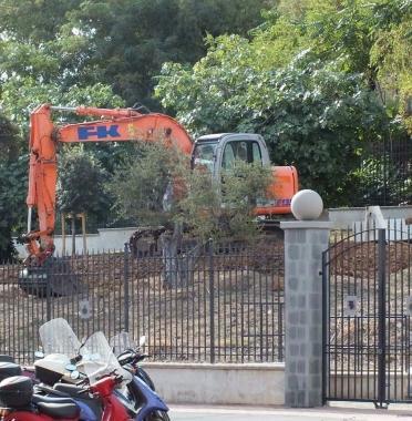 Gru al lavoro allOrto dei Frati per la realizzazione del parco pubblico 