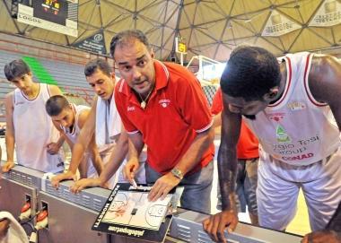 Paolo Moretti durante un time out  