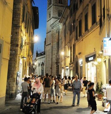 Negozi nel centro storico Resta lapertura domenicale 
