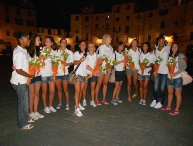Le ragazze del Basket Le Mura in piazza Anfiteatro    