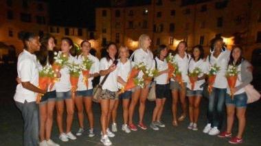 Le ragazze del Basket Le Mura in piazza Anfiteatro