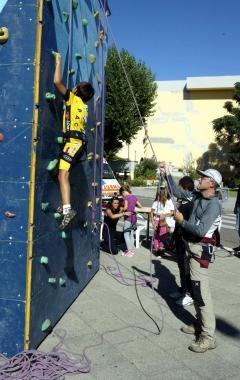 Sul viale Togliatti spazio anche all’arrampicata