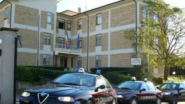 Il comando dei carabinieri di Pitigliano e sotto parte della refurtiva