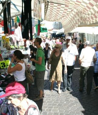 Folla di visitatori a Borgo Giannotti per la prima fiera del Settembre: e domani tornano i banchi (Vip) 