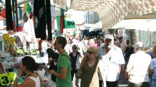 Folla di visitatori a Borgo Giannotti per la prima fiera del Settembre: e domani tornano i banchi (Vip)