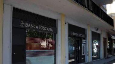 Il capitano Castrucci e, sopra, la filiale rapinata