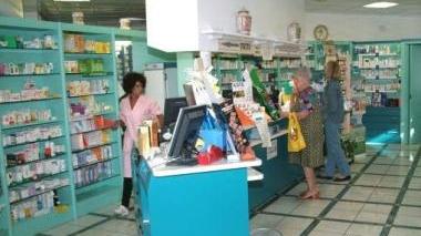 A destra l’interno della farmacia comunale di Rosignano Solvay Sotto il dispensario di Nibbiaia