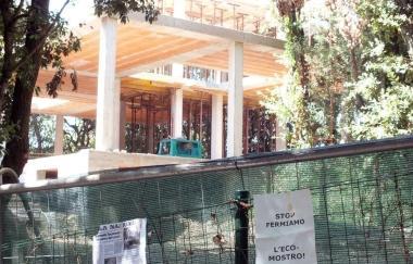 La palazzina in costruzione nel bosco di pertinenza dellhotel I Lecci 
