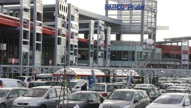 Il parcheggio del Parco Prato, dove &egrave; stato compiuto lo scippo 