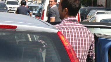 L’intervento della polizia in via del Purgatorio In alto il giovane albanese portato in Questura