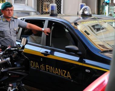 <b>FIAMME GIALLE IN AZIONE.</b> I militari della Guardia di finanza durante un controllo in centro          