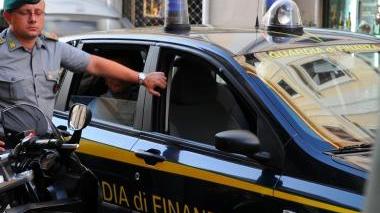 <b>FIAMME GIALLE IN AZIONE.</b> I militari della Guardia di finanza durante un controllo in centro