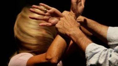 <b>VIOLENZA.</b> Donne maltrattate in casa da compagni violenti il gip Marco Mezzaluna (a sinistra) ha vietato loro di avvicinarsi