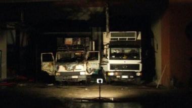 Unimmagine scattata nella notte dai vigili del fuoco, intervenuti sul posto per domare le fiamme  