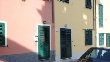 Portano via canale di rame dalla chiesa e dalle case