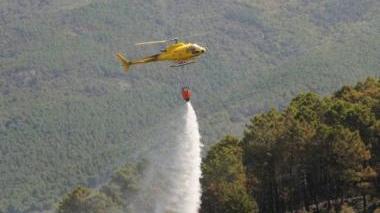 Un elicottero in azione sui Monti Pisani