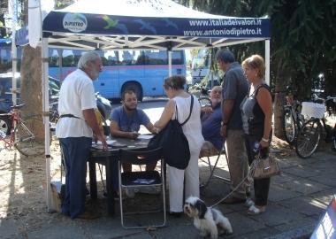 Uno dei banchetti allestiti per la raccolta delle firme  