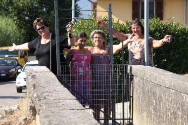 Un gruppo di donne fuori dalla passerella che unisce via Valdingole e Fossetto  
