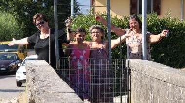 Un gruppo di donne fuori dalla passerella che unisce via Valdingole e Fossetto