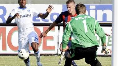 Dumitru anticipato da un difensore avversario