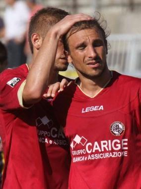 <b>CALMA. </b>Dionisi consola Paulinho dopo una occasione sbagliata  