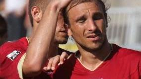 <b>CALMA. </b>Dionisi consola Paulinho dopo una occasione sbagliata