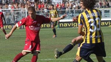 <b>BRACCIO E MENTE.</b> A sinistra Dionisi lascia partire il destro che regala l’1-0 al Livorno, a destra Novellino carica i suoi