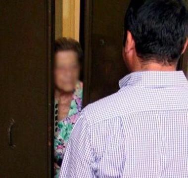 Unanziana apre a uno sconosciuto 