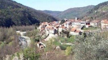 Una veduta di Casola e a destra Riccardo Varese