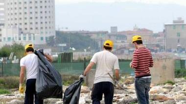 Volontari al lavoro sulla spiaggia di Partaccia durante un’edizione di Puliamo il mondo promossa da Legambiente