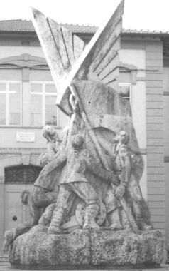 Il monumento ai caduti in piazza  