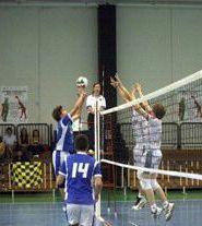 Una partita di volley tra ragazzi   