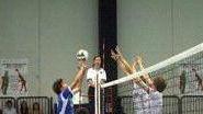Una partita di volley tra ragazzi