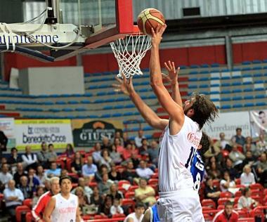 Il pivot Tessitori, tra i pi&ugrave; convincenti in maglia rossobl&ugrave; a Cecina 