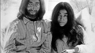 John Lennon e Yoko Ono in una celebre immagine del 1969 ad Amsterdam