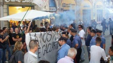 Il presidio contro la festa di Futuro e Libert&agrave; in Logge di Banchi        