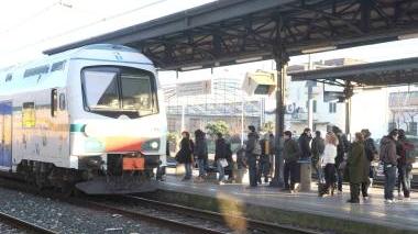 Un treno in partenza dalla stazione di Pontedera