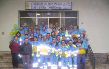 Foto di gruppo della Misericordia di Popiglio e il presidente Fini 