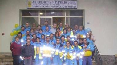 Foto di gruppo della Misericordia di Popiglio e il presidente Fini