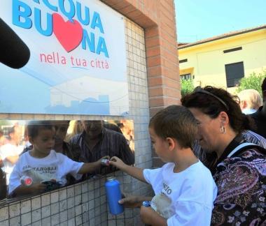 Un momento dellinaugurazione del fontanello di Acque spa a La Rotta 