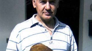 Luciano Giannini, cercatore di funghi, con i porcini da record che trovò un paio di anni fa