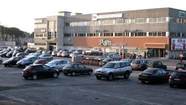 <b>INCONTRO A LUCI ROSSE.</b> Il parcheggio della Pam