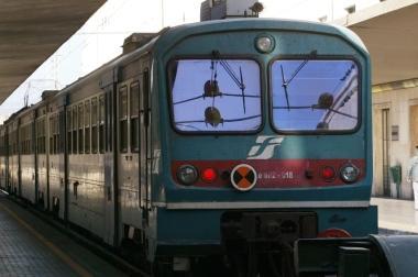 Un treno fermo alla stazione di Bozzano Massarosa