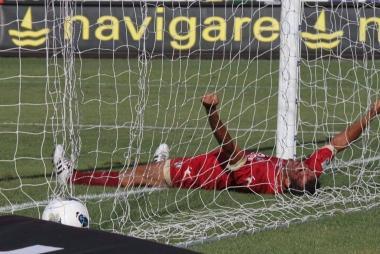 <b>IN RETE.</b> Lesultanza di Simone Barone dopo il gol del 3-0 segnato in pieno recupero A fianco Paulinho 