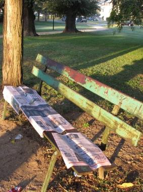 Giardini della stazione: le notti dei disperati su materassi e panchine