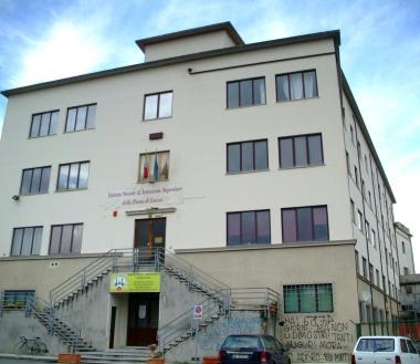 Il complesso del Cavanis dove il Comune ha realizzato il teatro-auditorium e il sindaco Alberto Baccini (centrosinistra) 